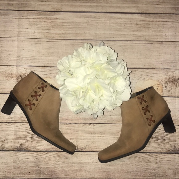 Etienne Aigner Shoes - 🏝 Etienne Aigner Tan Booties - Saddle